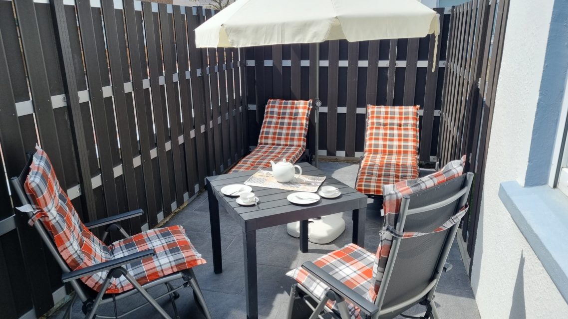 Terrasse mit S / W - Ausrichtung Terrasse mit S / W - Ausrichtung